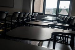 Καθίσματα στην τάξη ενός σχολείου στοκ φωτογραφίες Καθίσματα στην τάξη ενός σχολείου στοκ φωτογραφίες