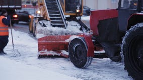 Καθαρίζοντας snowthrower χιονιού τρακτέρ Αφαίρεση του χιονιού με το άροτρο Κλείστε επάνω του σιδήρου snowplow ωθώντας πολύ χιόνι φιλμ μικρού μήκους Καθαρίζοντας snowthrower χιονιού τρακτέρ Αφαίρεση του χιονιού με το άροτρο Κλείστε επάνω του σιδήρου snowplow ωθώντας πολύ χιόνι φιλμ μικρού μήκους