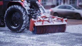 Καθαρίζοντας χιόνι τρακτέρ στο πάρκο Άροτρο χιονιού που καθαρίζει υπαίθρια την οδό Snowplow που αφαιρεί το φρέσκο χιόνι από το τε φιλμ μικρού μήκους Καθαρίζοντας χιόνι τρακτέρ στο πάρκο Άροτρο χιονιού που καθαρίζει υπαίθρια την οδό Snowplow που αφαιρεί το φρέσκο χιόνι από το τε φιλμ μικρού μήκους