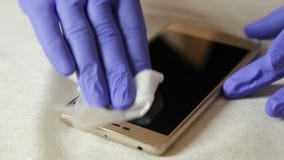 Καθαρισμός μιας οθόνης αφής στο νέο κινητό τηλέφωνο με το ύφασμα microfiber Καθαρισμός μιας οθόνης αφής στο νέο κινητό τηλέφωνο με το ύφασμα microfiber