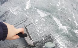 Καθαρισμός του γυαλιού αυτοκινήτων από το γυαλί πάγου και χιονιού στοκ εικόνες Καθαρισμός του γυαλιού αυτοκινήτων από το γυαλί πάγου και χιονιού στοκ εικόνες