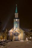 Καθεδρικός ναός Tromsø με το μειωμένο χιόνι τή νύχτα στοκ φωτογραφία Καθεδρικός ναός Tromsø με το μειωμένο χιόνι τή νύχτα στοκ φωτογραφία