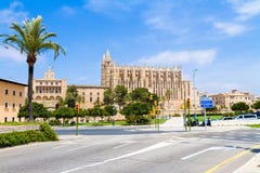 Καθεδρικός ναός και Almudaina Royal Palace της Πάλμα ντε Μαγιόρκα πανοραμική Στοκ εικόνα με δικαίωμα ελεύθερης χρήσης Καθεδρικός ναός και Almudaina Royal Palace της Πάλμα ντε Μαγιόρκα πανοραμική Στοκ εικόνα με δικαίωμα ελεύθερης χρήσης