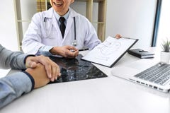 Καθηγητής Doctor που έχει τη συνομιλία με τον ασθενή και που κρατά την των ακτίνων X ταινία συζητώντας εξηγώντας τα συμπτώματα ή στοκ εικόνες με δικαίωμα ελεύθερης χρήσης Καθηγητής Doctor που έχει τη συνομιλία με τον ασθενή και που κρατά την των ακτίνων X ταινία συζητώντας εξηγώντας τα συμπτώματα ή στοκ εικόνες με δικαίωμα ελεύθερης χρήσης