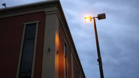 Καθιέρωση του πυροβολισμού του σύγχρονου κόκκινου σύγχρονου παραθύρου οικοδόμησης φιλμ μικρού μήκους Καθιέρωση του πυροβολισμού του σύγχρονου κόκκινου σύγχρονου παραθύρου οικοδόμησης φιλμ μικρού μήκους
