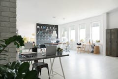 Καθιερώνον τη μόδα coworking διάστημα στοκ εικόνες Καθιερώνον τη μόδα coworking διάστημα στοκ εικόνες