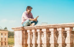 Καθιερώνον τη μόδα ενήλικο άτομο με το smartphone ή την ψηφιακή ταμπλέτα Στοκ Φωτογραφία Καθιερώνον τη μόδα ενήλικο άτομο με το smartphone ή την ψηφιακή ταμπλέτα Στοκ Φωτογραφία