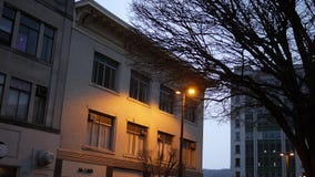 Καθιερώνοντας τον πυροβολισμό ενός dimly αναμμένου κτηρίου στη αστική περιοχή τη νύχτα απόθεμα βίντεο Καθιερώνοντας τον πυροβολισμό ενός dimly αναμμένου κτηρίου στη αστική περιοχή τη νύχτα απόθεμα βίντεο