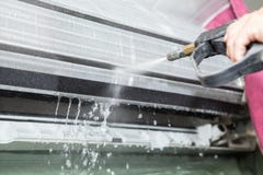 Καθορίζοντας και καθαρίζοντας κλιματιστικών μηχανημάτων μονάδα επισκευαστών στοκ εικόνες Καθορίζοντας και καθαρίζοντας κλιματιστικών μηχανημάτων μονάδα επισκευαστών στοκ εικόνες