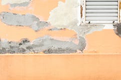 Κακή βάση ιδρύματος στο παλαιό σπίτι ή οικοδόμηση ραγισμένος τοίχος προσόψεων ασβεστοκονιάματος με το υπόβαθρο τούβλου Στοκ εικόνα με δικαίωμα ελεύθερης χρήσης Κακή βάση ιδρύματος στο παλαιό σπίτι ή οικοδόμηση ραγισμένος τοίχος προσόψεων ασβεστοκονιάματος με το υπόβαθρο τούβλου Στοκ εικόνα με δικαίωμα ελεύθερης χρήσης