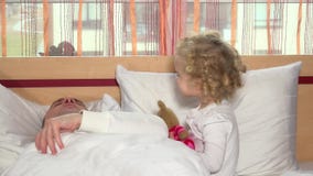 Κακό χαριτωμένο άλμα κοριτσιών στον μπαμπά πατέρων ύπνου της στο κρεβάτι απόθεμα βίντεο Κακό χαριτωμένο άλμα κοριτσιών στον μπαμπά πατέρων ύπνου της στο κρεβάτι απόθεμα βίντεο