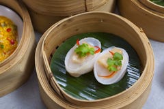 Καλάθια του dimsum, κινεζικά βρασμένα στον ατμό τρόφιμα στο καλάθι μπαμπού στοκ εικόνα Καλάθια του dimsum, κινεζικά βρασμένα στον ατμό τρόφιμα στο καλάθι μπαμπού στοκ εικόνα