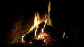 Καλή άνετη θαυμάσια 4k στενή επάνω άποψη βρόχων σχετικά με το ξύλινο κάψιμο φλογών πυρκαγιάς αργά στην ήρεμη ατμόσφαιρα κούτσουρω απόθεμα βίντεο Καλή άνετη θαυμάσια 4k στενή επάνω άποψη βρόχων σχετικά με το ξύλινο κάψιμο φλογών πυρκαγιάς αργά στην ήρεμη ατμόσφαιρα κούτσουρω απόθεμα βίντεο