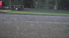 Καλή καταπληκτική χαμηλή γωνία που ικανοποιεί τη σε αργή κίνηση άποψη σχετικά με την πτώση πτώσεων βροχής ήρεμη στον γκρίζο υγρό απόθεμα βίντεο Καλή καταπληκτική χαμηλή γωνία που ικανοποιεί τη σε αργή κίνηση άποψη σχετικά με την πτώση πτώσεων βροχής ήρεμη στον γκρίζο υγρό απόθεμα βίντεο
