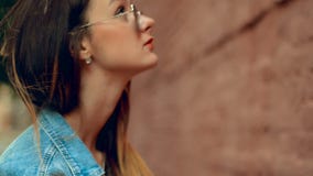 Καλή νέα ξανθή γυναίκα με τα κόκκινα χείλια που θέτουν στο τουβλότοιχο φιλμ μικρού μήκους Καλή νέα ξανθή γυναίκα με τα κόκκινα χείλια που θέτουν στο τουβλότοιχο φιλμ μικρού μήκους