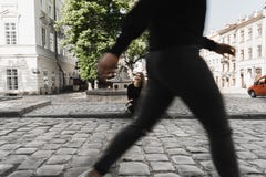 Καλή τοποθέτηση κοριτσιών μέσα στην παλαιά οδό Έννοια της νεολαίας και της ομορφιάς στοκ φωτογραφίες με δικαίωμα ελεύθερης χρήσης Καλή τοποθέτηση κοριτσιών μέσα στην παλαιά οδό Έννοια της νεολαίας και της ομορφιάς στοκ φωτογραφίες με δικαίωμα ελεύθερης χρήσης