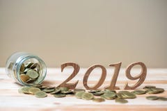 2019 καλή χρονιά με το χρυσό σωρό νομισμάτων και ξύλινος αριθμός στον πίνακα επιχείρηση, επένδυση, προγραμματισμός αποχώρησης, χρ στοκ εικόνες 2019 καλή χρονιά με το χρυσό σωρό νομισμάτων και ξύλινος αριθμός στον πίνακα επιχείρηση, επένδυση, προγραμματισμός αποχώρησης, χρ στοκ εικόνες