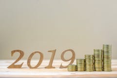 2019 καλή χρονιά με το χρυσό σωρό νομισμάτων και ξύλινος αριθμός στον πίνακα επιχείρηση, επένδυση, προγραμματισμός αποχώρησης, χρ στοκ φωτογραφία με δικαίωμα ελεύθερης χρήσης 2019 καλή χρονιά με το χρυσό σωρό νομισμάτων και ξύλινος αριθμός στον πίνακα επιχείρηση, επένδυση, προγραμματισμός αποχώρησης, χρ στοκ φωτογραφία με δικαίωμα ελεύθερης χρήσης