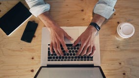 Καλλιεργημένα χέρια Freelancer που χρησιμοποιούν το lap-top στον πίνακα απόθεμα βίντεο Καλλιεργημένα χέρια Freelancer που χρησιμοποιούν το lap-top στον πίνακα απόθεμα βίντεο