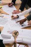 καλλιεργημένη άποψη των multiethnic αρχιτεκτόνων που συζητούν τα έγγραφα και που σύρουν τα σχεδιαγράμματα στοκ εικόνες καλλιεργημένη άποψη των multiethnic αρχιτεκτόνων που συζητούν τα έγγραφα και που σύρουν τα σχεδιαγράμματα στοκ εικόνες