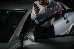 καλλιεργημένη εικόνα του αρσενικού μυστικού αξιωματούχου που χρησιμοποιεί την ομιλούσα ταινία walkie στοκ εικόνες καλλιεργημένη εικόνα του αρσενικού μυστικού αξιωματούχου που χρησιμοποιεί την ομιλούσα ταινία walkie στοκ εικόνες