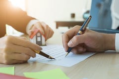 Καλλιεργημένη εικόνα του βοηθώντας πελάτη κτηματομεσιτών για να υπογράψει το CONT στοκ φωτογραφία με δικαίωμα ελεύθερης χρήσης Καλλιεργημένη εικόνα του βοηθώντας πελάτη κτηματομεσιτών για να υπογράψει το CONT στοκ φωτογραφία με δικαίωμα ελεύθερης χρήσης