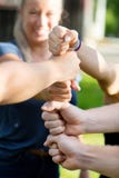 Καλλιεργημένη εικόνα των φίλων που συσσωρεύουν τις πυγμές στοκ εικόνα με δικαίωμα ελεύθερης χρήσης Καλλιεργημένη εικόνα των φίλων που συσσωρεύουν τις πυγμές στοκ εικόνα με δικαίωμα ελεύθερης χρήσης