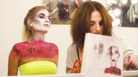 Καλλιτέχνης Makeup που επισύρει την προσοχή στο πρότυπο πρόσωπο ` s απόθεμα βίντεο Καλλιτέχνης Makeup που επισύρει την προσοχή στο πρότυπο πρόσωπο ` s απόθεμα βίντεο