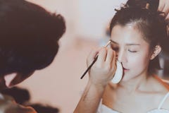 Καλλιτέχνης Makeup που εργάζεται στο όμορφο ασιατικό πρότυπο στοκ φωτογραφίες με δικαίωμα ελεύθερης χρήσης Καλλιτέχνης Makeup που εργάζεται στο όμορφο ασιατικό πρότυπο στοκ φωτογραφίες με δικαίωμα ελεύθερης χρήσης