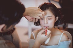 Καλλιτέχνης Makeup που εργάζεται στο όμορφο ασιατικό πρότυπο στοκ φωτογραφία με δικαίωμα ελεύθερης χρήσης Καλλιτέχνης Makeup που εργάζεται στο όμορφο ασιατικό πρότυπο στοκ φωτογραφία με δικαίωμα ελεύθερης χρήσης