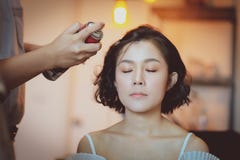 Καλλιτέχνης Makeup που εργάζεται στο όμορφο ασιατικό πρότυπο στοκ εικόνα με δικαίωμα ελεύθερης χρήσης Καλλιτέχνης Makeup που εργάζεται στο όμορφο ασιατικό πρότυπο στοκ εικόνα με δικαίωμα ελεύθερης χρήσης
