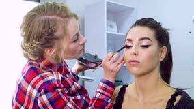 Καλλιτέχνης Makeup στην εργασία Πρότυπο Makeup απόθεμα βίντεο Καλλιτέχνης Makeup στην εργασία Πρότυπο Makeup απόθεμα βίντεο