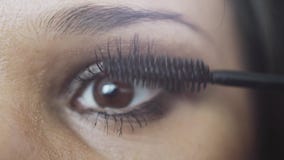 Καλλιτέχνης σύνθεσης που ισχύει eyelash makeup να διαμορφώσει το μάτι ` s 3840x2160 απόθεμα βίντεο Καλλιτέχνης σύνθεσης που ισχύει eyelash makeup να διαμορφώσει το μάτι ` s 3840x2160 απόθεμα βίντεο