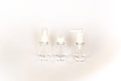Καλλυντικά ομορφιάς glassbottle χλεύη μαρκαρίσματος επάνω μπροστινή άποψη σχετικά με το άσπρο υπόβαθρο κρητιδογραφιών στοκ εικόνες Καλλυντικά ομορφιάς glassbottle χλεύη μαρκαρίσματος επάνω μπροστινή άποψη σχετικά με το άσπρο υπόβαθρο κρητιδογραφιών στοκ εικόνες
