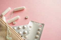Καλλυντική τσάντα ή τσάντα με tampons, τα αντισυλληπτικά και τα χάπια πόνου Σύνολο σε περίπτωση εμμηνόρροιας στοκ εικόνες Καλλυντική τσάντα ή τσάντα με tampons, τα αντισυλληπτικά και τα χάπια πόνου Σύνολο σε περίπτωση εμμηνόρροιας στοκ εικόνες