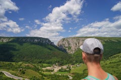 Καλοκαίρι που στα βουνά Νέο άτομο τουριστών σε μια ΚΑΠ που κοιτάζει στο βουνό στοκ εικόνες Καλοκαίρι που στα βουνά Νέο άτομο τουριστών σε μια ΚΑΠ που κοιτάζει στο βουνό στοκ εικόνες