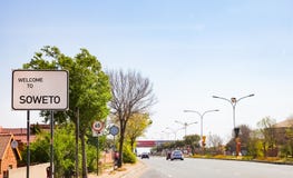 Καλωσορίστε στο οδικό σημάδι Soweto σε ένας από τους κύριους δρόμους στοκ εικόνα Καλωσορίστε στο οδικό σημάδι Soweto σε ένας από τους κύριους δρόμους στοκ εικόνα