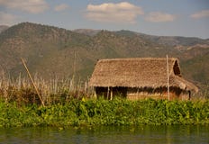 Καλύβα Thatched στη λίμνη Inle στοκ φωτογραφία με δικαίωμα ελεύθερης χρήσης Καλύβα Thatched στη λίμνη Inle στοκ φωτογραφία με δικαίωμα ελεύθερης χρήσης