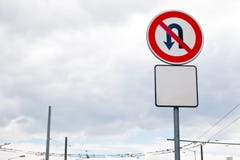 Καμία στροφή του U δεν επέτρεψε το σημάδι στην πόλη στοκ εικόνα Καμία στροφή του U δεν επέτρεψε το σημάδι στην πόλη στοκ εικόνα