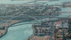 Κανάλι νερού του Ντουμπάι με τη γέφυρα για πεζούς κατά τη διάρκεια του φιλμ μικρού μήκους Κανάλι νερού του Ντουμπάι με τη γέφυρα για πεζούς κατά τη διάρκεια του φιλμ μικρού μήκους