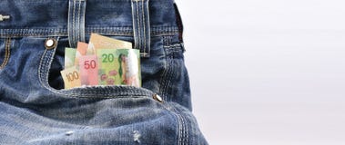 Καναδικά δολάρια της αξίας 20, 50 και 100 στην μπλε τσέπη τζιν τζιν, έννοια στην απόκτηση των χρημάτων, που κερδίζουν χρήματα στοκ φωτογραφίες με δικαίωμα ελεύθερης χρήσης Καναδικά δολάρια της αξίας 20, 50 και 100 στην μπλε τσέπη τζιν τζιν, έννοια στην απόκτηση των χρημάτων, που κερδίζουν χρήματα στοκ φωτογραφίες με δικαίωμα ελεύθερης χρήσης