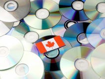 Καναδική σημαία το σωρό του CD και DVD που απομονώνεται πάνω από στο λευκό στοκ φωτογραφίες Καναδική σημαία το σωρό του CD και DVD που απομονώνεται πάνω από στο λευκό στοκ φωτογραφίες