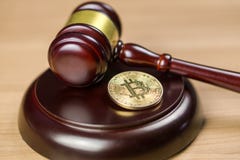 Κανονισμός Bitcoin Crypto BTC νόμισμα και gavel σε ένα γραφείο στοκ φωτογραφίες με δικαίωμα ελεύθερης χρήσης Κανονισμός Bitcoin Crypto BTC νόμισμα και gavel σε ένα γραφείο στοκ φωτογραφίες με δικαίωμα ελεύθερης χρήσης