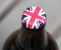 ΚΑΠ μπουκαλιών του Union Jack πάνω από το μπουκάλι μηλίτη στοκ εικόνες ΚΑΠ μπουκαλιών του Union Jack πάνω από το μπουκάλι μηλίτη στοκ εικόνες