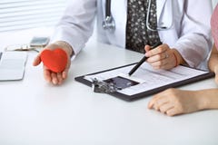 Καρδιά και ασθενής γιατρών Παθολόγος που συζητά το διαγωνισμό υγείας με τη μελλοντική μητέρα Ιατρική, υγειονομική περίθαλψη και ε στοκ εικόνες με δικαίωμα ελεύθερης χρήσης Καρδιά και ασθενής γιατρών Παθολόγος που συζητά το διαγωνισμό υγείας με τη μελλοντική μητέρα Ιατρική, υγειονομική περίθαλψη και ε στοκ εικόνες με δικαίωμα ελεύθερης χρήσης