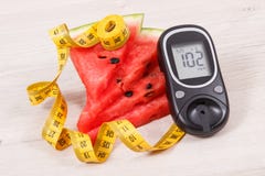 Καρπούζι, glucometer με το επίπεδο ζάχαρης αποτελέσματος και μέτρο ταινιών, υγιής έννοια τρόπων ζωής Στοκ Φωτογραφία Καρπούζι, glucometer με το επίπεδο ζάχαρης αποτελέσματος και μέτρο ταινιών, υγιής έννοια τρόπων ζωής Στοκ Φωτογραφία