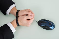 Καρπός προσώπων που δένεται με το καλώδιο ποντικιών υπολογιστών στοκ εικόνες Καρπός προσώπων που δένεται με το καλώδιο ποντικιών υπολογιστών στοκ εικόνες