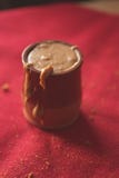 Κατ' οίκον γίνοντα βούτυρο Speculoos, βούτυρο μπισκότων σε ένα κεραμικό βάζο Στοκ Εικόνα Κατ' οίκον γίνοντα βούτυρο Speculoos, βούτυρο μπισκότων σε ένα κεραμικό βάζο Στοκ Εικόνα