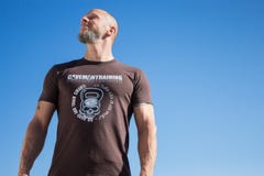 Κατάλληλο άτομο στο καφετί πουκάμισο Kettlebell στοκ εικόνες με δικαίωμα ελεύθερης χρήσης Κατάλληλο άτομο στο καφετί πουκάμισο Kettlebell στοκ εικόνες με δικαίωμα ελεύθερης χρήσης