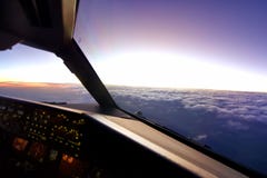 Κατά την άποψη πιλοτηρίων αεροπλάνων, αεροπλάνο που πετά πέρα από το σ στοκ φωτογραφίες με δικαίωμα ελεύθερης χρήσης Κατά την άποψη πιλοτηρίων αεροπλάνων, αεροπλάνο που πετά πέρα από το σ στοκ φωτογραφίες με δικαίωμα ελεύθερης χρήσης